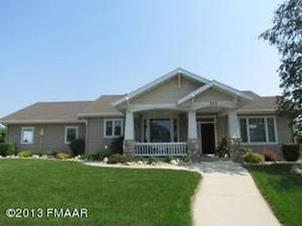 702 Lakeridge Dr, West Fargo, ND 58078