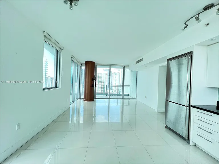 92 SW 3rd St #33 — Photo 6