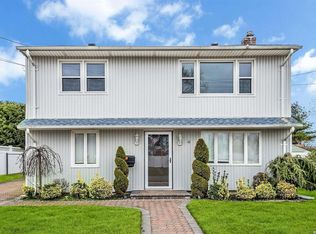4 Park Cir N, Farmingdale, NY 11735