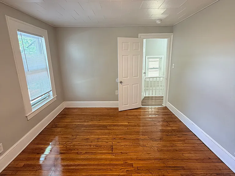 202 Hallock Ave — Photo 9