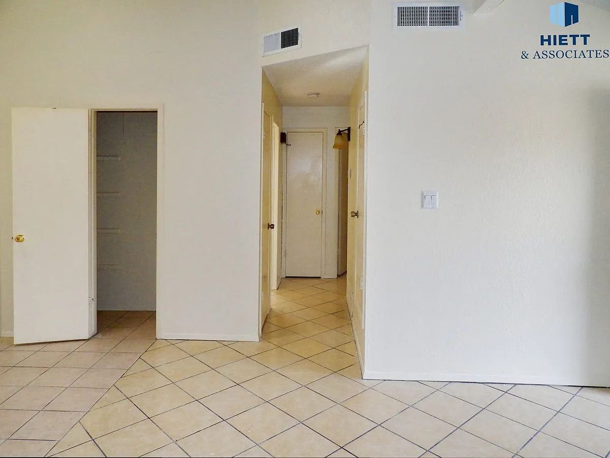 Building Photo - 600 White Cliffs Dr