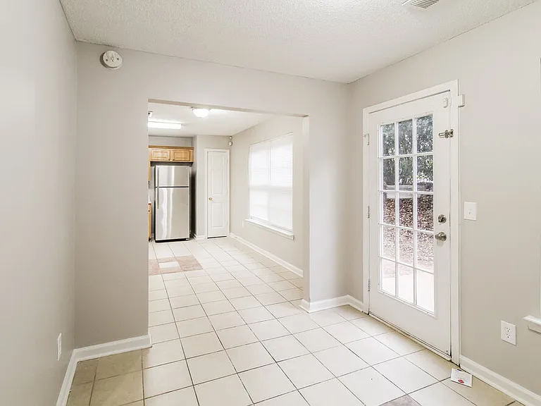 401 Kendall Ln — Photo 7