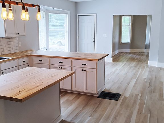2nd image of 424 Charles Ave SE