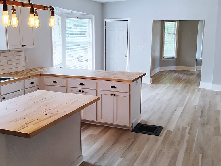 424 Charles Ave SE — Photo 2