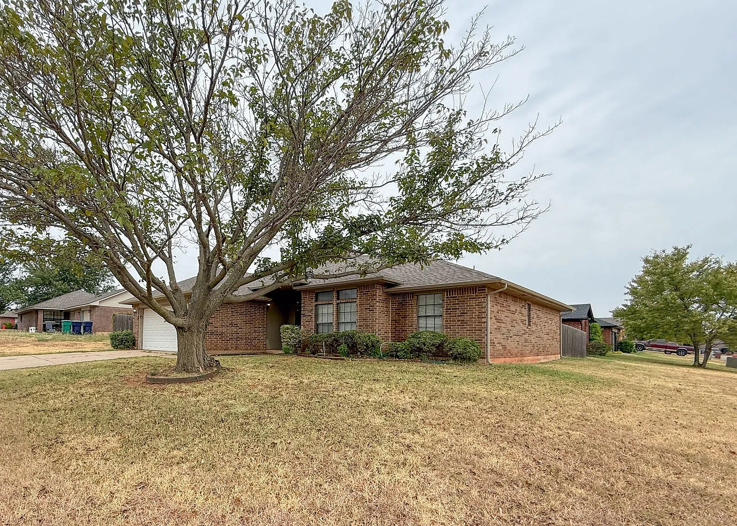 Spacious 3-Bedroom Home on a Corner Lot in Edmond! — Photo 2