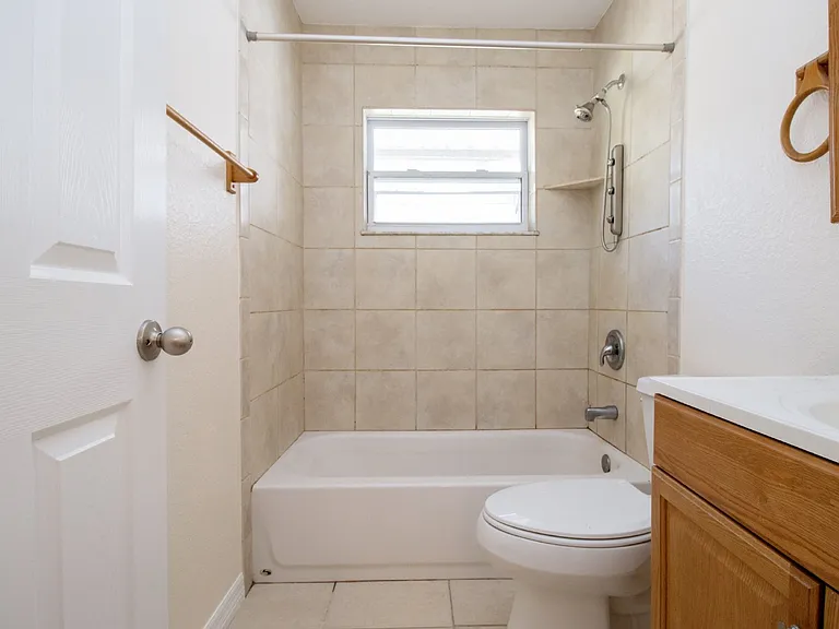 995 Virginia Dr — Photo 18