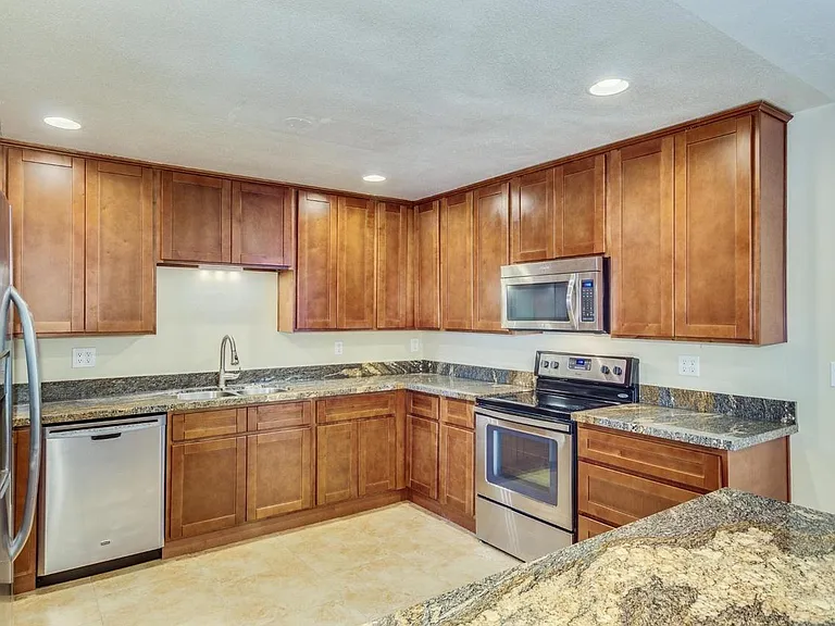 232 E Balboa Dr — Photo 2
