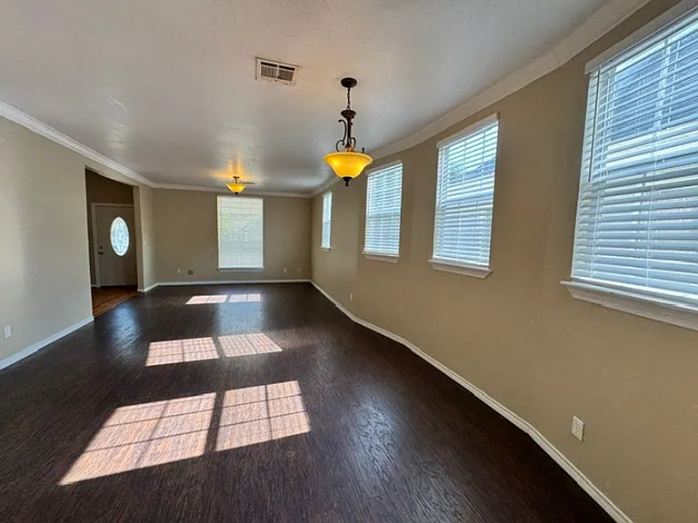 826 W Kansas Ave — Photo 2