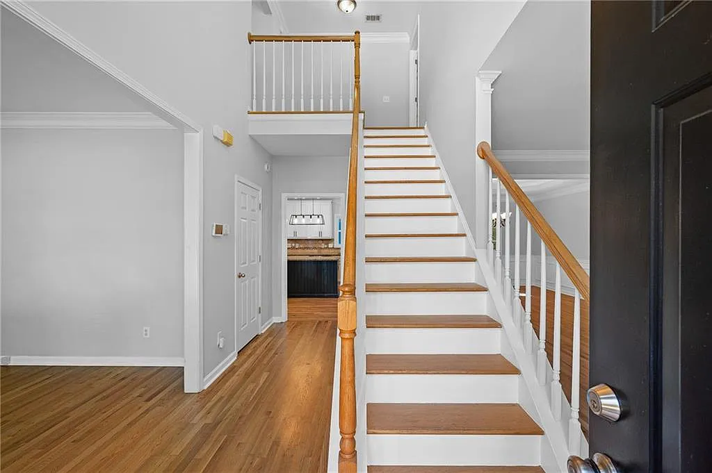 4 bed, 2.5 bath, 2843 sqft, $4,000 — Photo 3