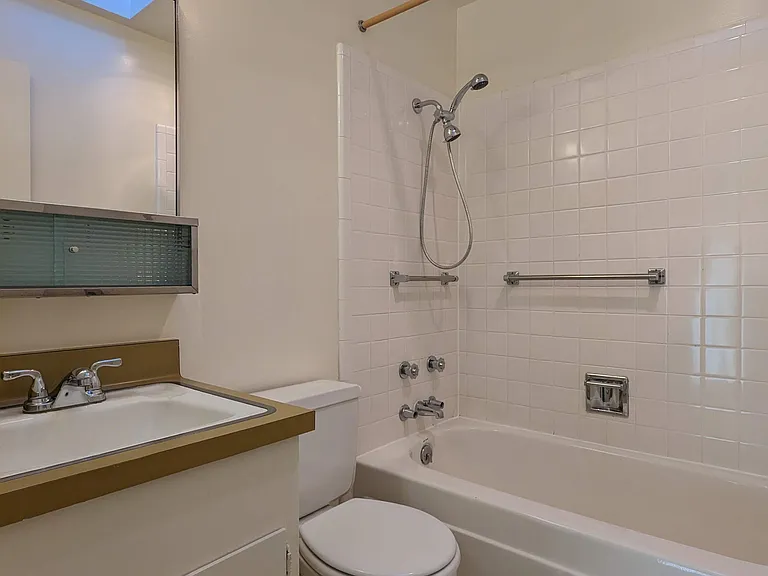 Oxford-Cedar Apartments — Photo 29