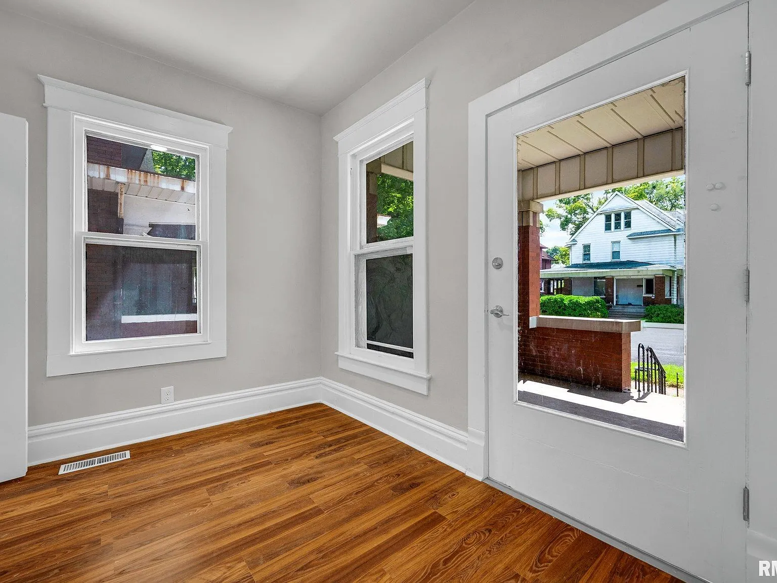 2 bed, 1.0 bath, 908 sqft, $1,200 — Photo 2