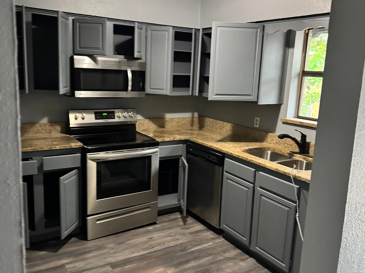 3 bed, 2.0 bath, 1400 sqft, $1,900 — Photo 3