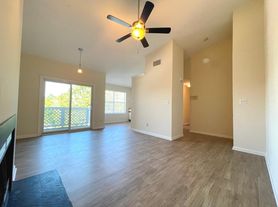 612 Shoreham Ct