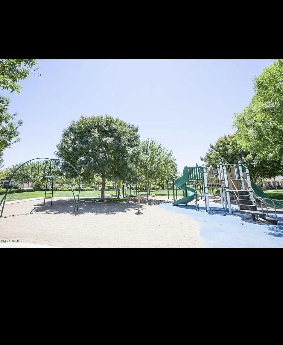 15390 W Old Oak Ln — Photo 2