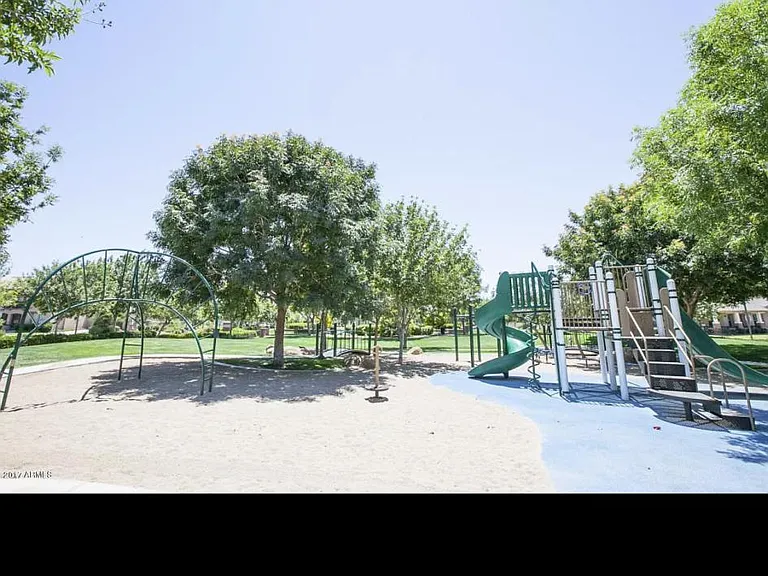 15390 W Old Oak Ln — Photo 2