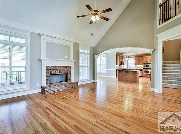 5th image of 400 Sarah Court