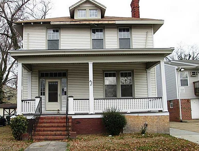 1st image of 820 W 27th St