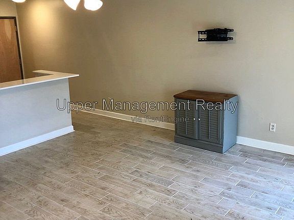 3rd image of 818 Moss St APT 302