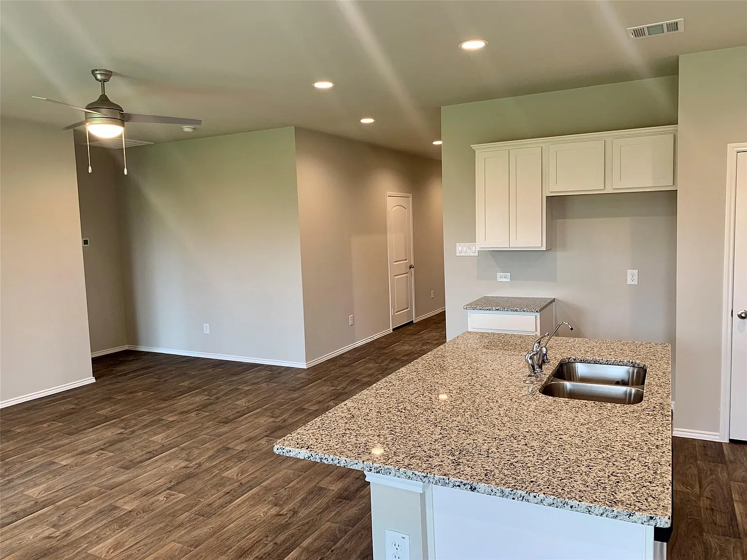 4 bed, 3.0 bath, 2294 sqft, $2,650 — Photo 4