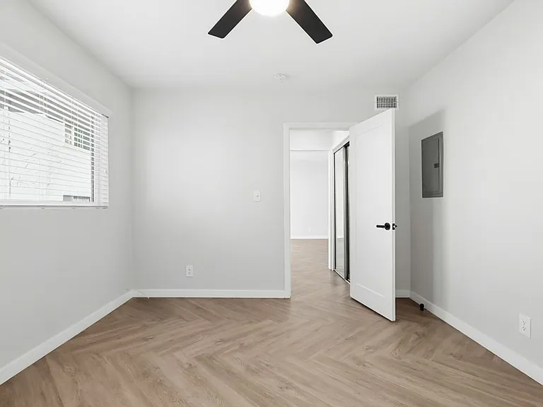 6175 Canterbury — Photo 33