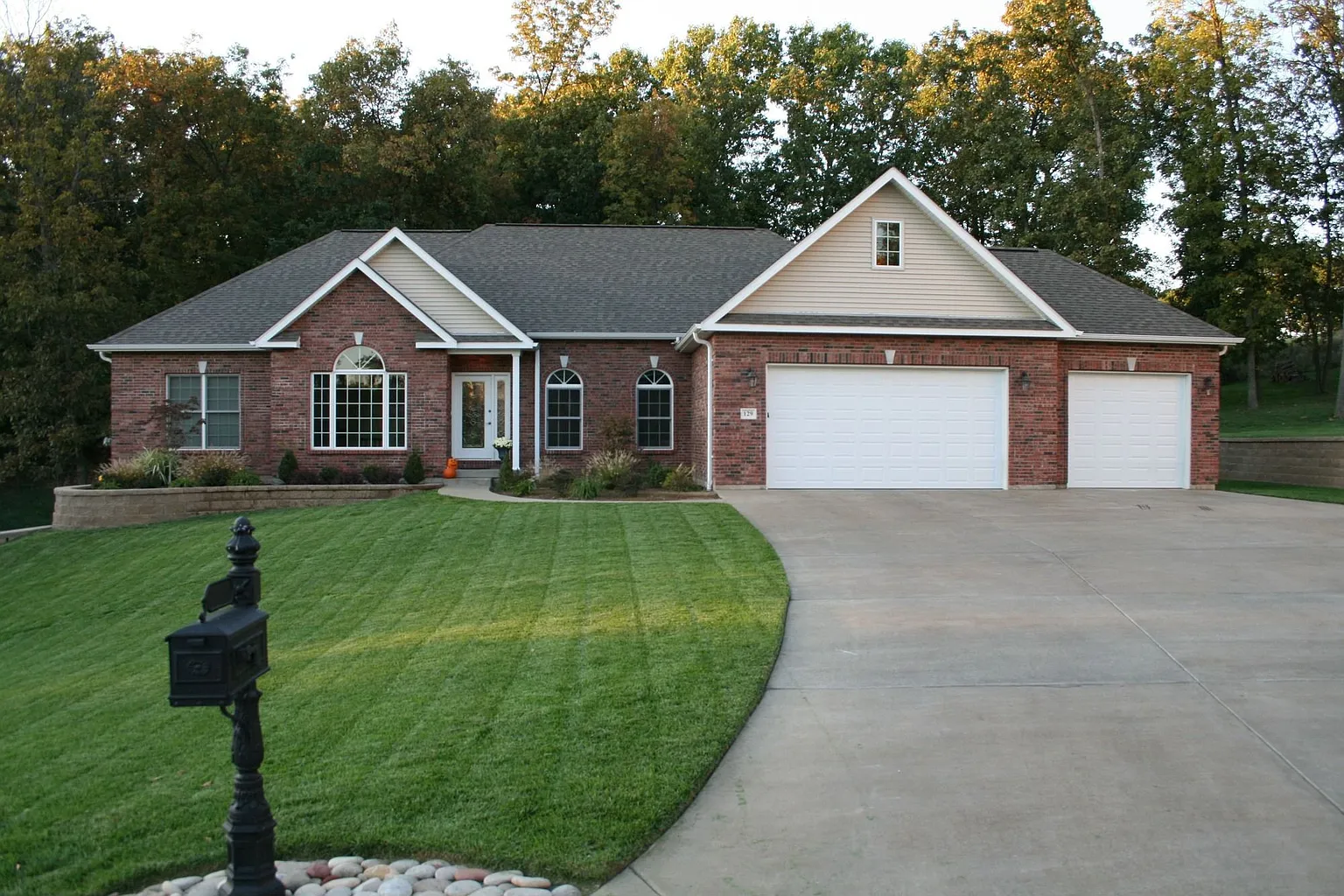 129 Scarborough Ln photo 1