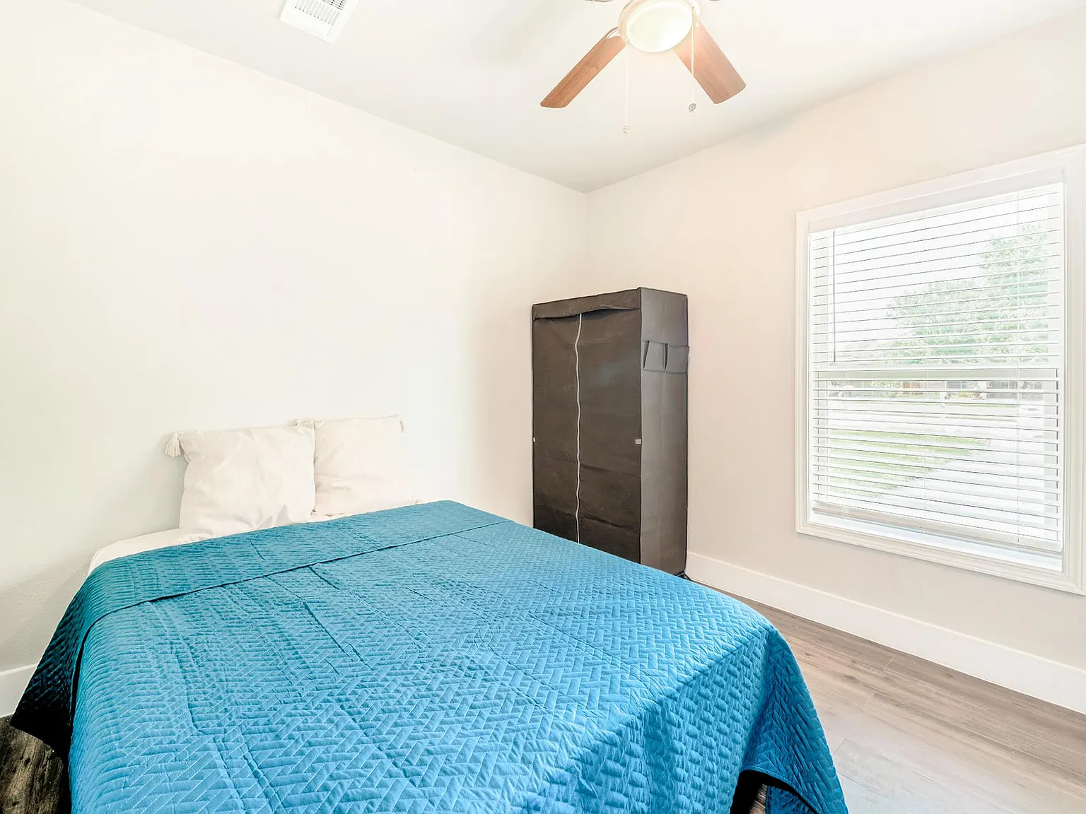 4 bed, 2.0 bath, 1300 sqft, $728 — Photo 1