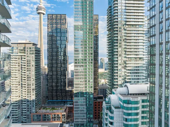 327 King St W, Toronto, ON