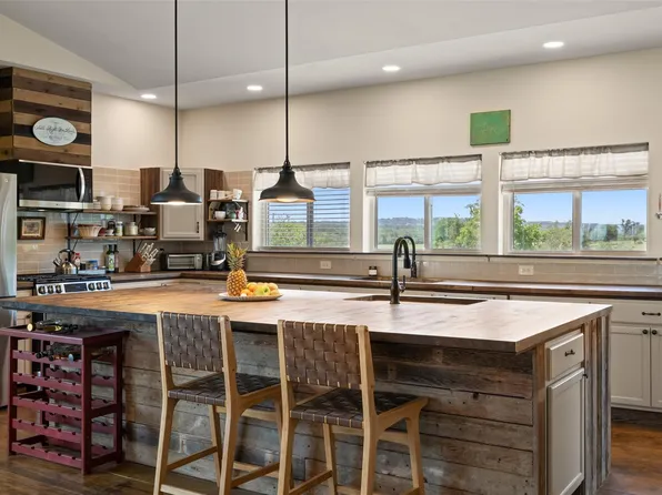 2124 Crabapple Rd, Blanco, TX 78606