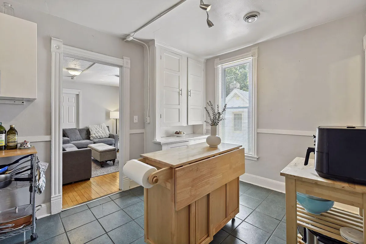 Building Photo - 1406 Grand St NE #2
