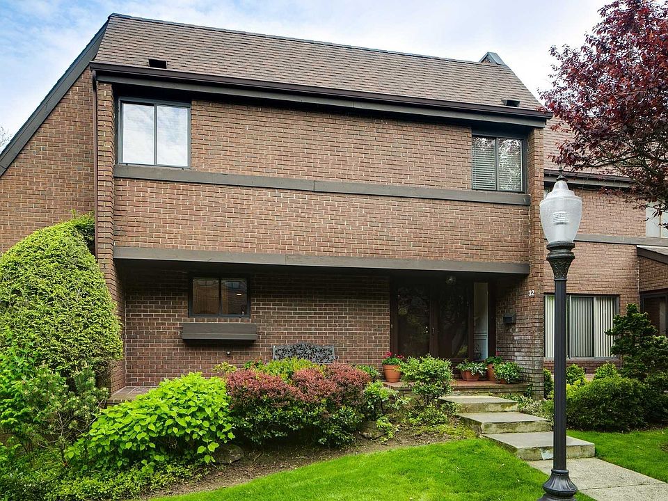 1st image of 32 Acorn Ponds Dr
