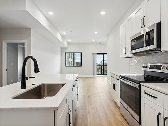 5th image of 2701 E Tulip St #203