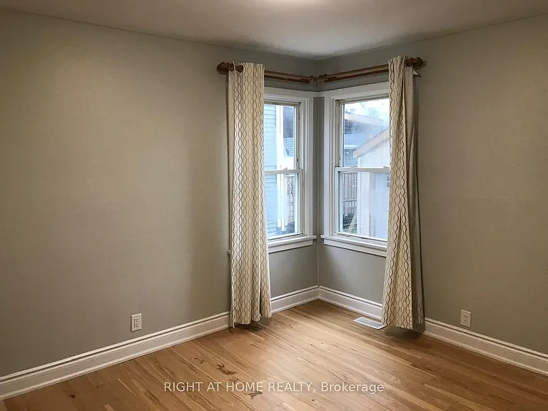 33 Keele St #UPPER — Photo 7