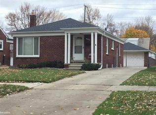 19935 Lochmoor St, Harper Woods, MI 48225