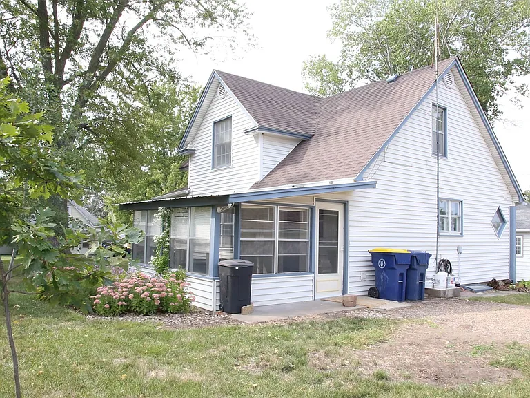 214 E 3rd St — Photo 1