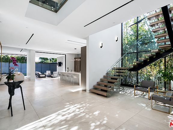 4th image of 818 N Curson Ave