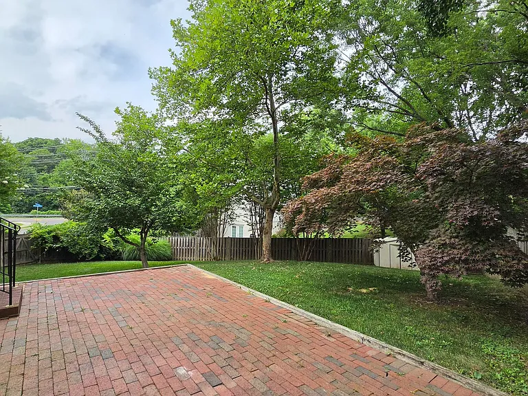 8201 Hensley Ct — Photo 34