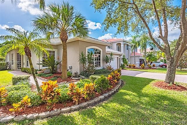BEAUTIFUL LANDSCAPING & GREAT CURB APPEAL