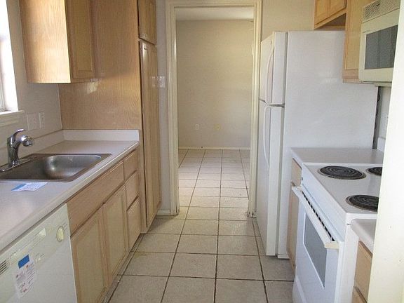 4th image of 2201 Douglas Dr