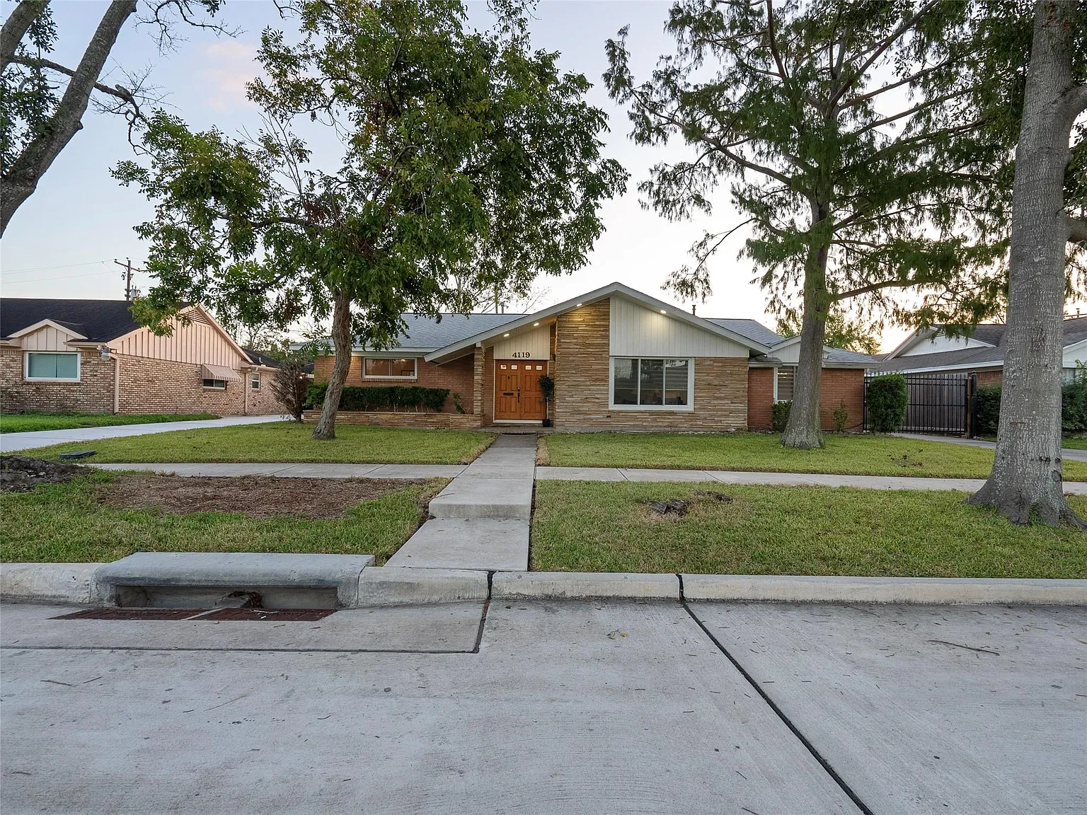 4 bed, 2490 sqft, $4,800 — Photo 1