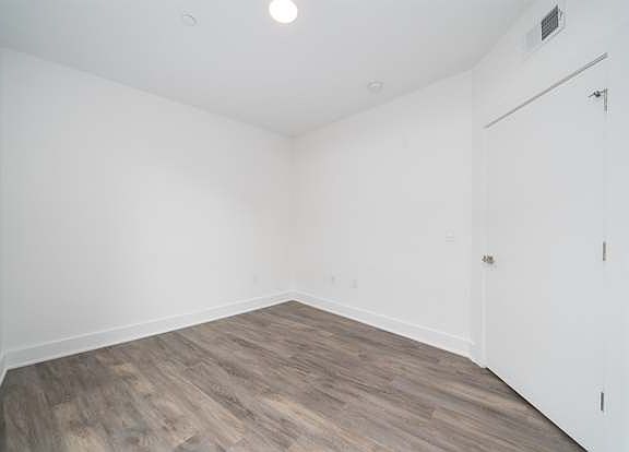 3rd image of 403 7th St #30