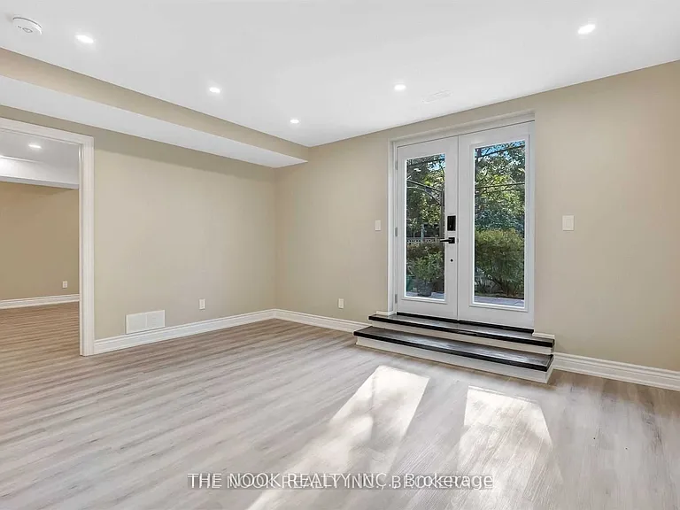 138 Huntington Cres — Photo 14
