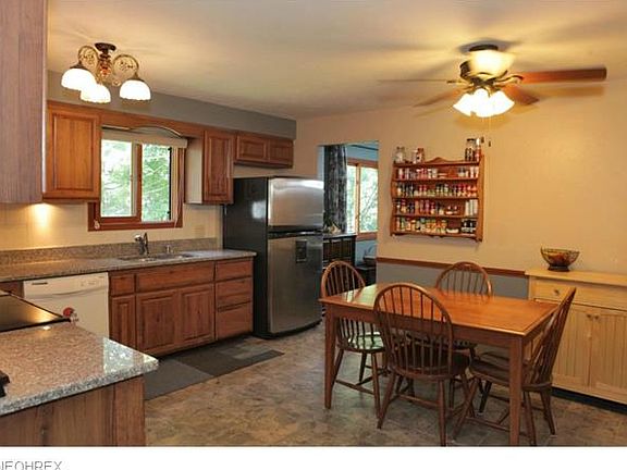 3rd image of 7420 Pinewood Dr