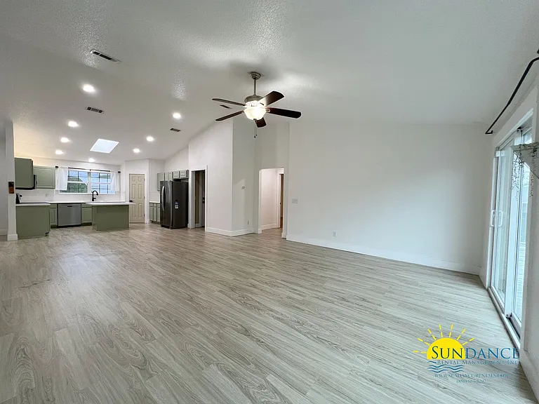 492 Jillian Dr — Photo 2