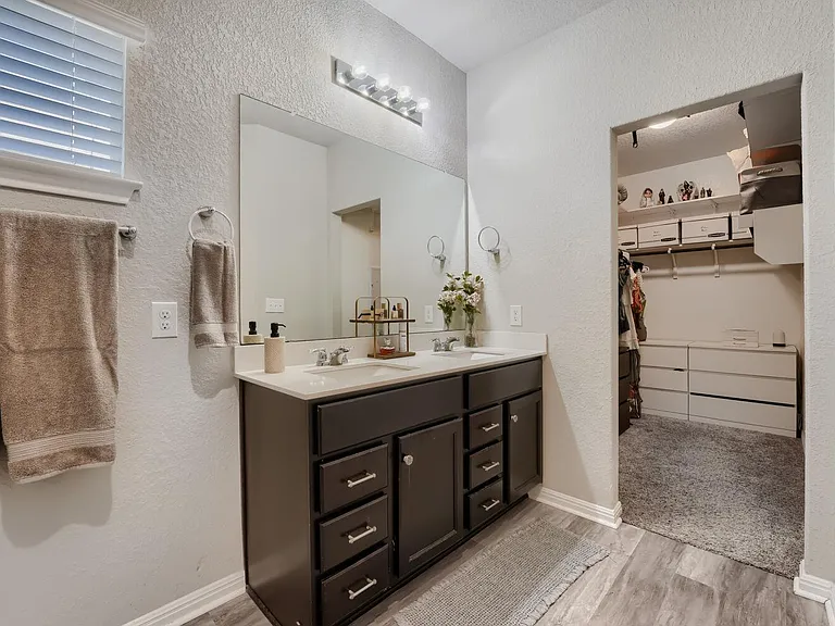 141 Marienfeld Ln — Photo 15