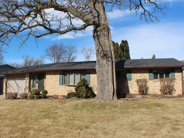 4530 Canterbury Ln, Davenport, IA 52806
