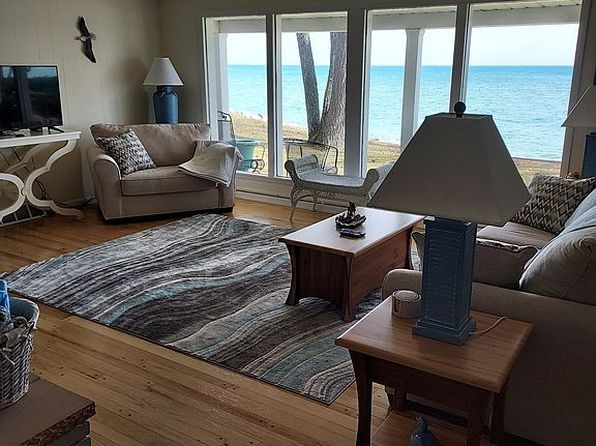 1054 Ottawas Ln, East Tawas, MI 48730