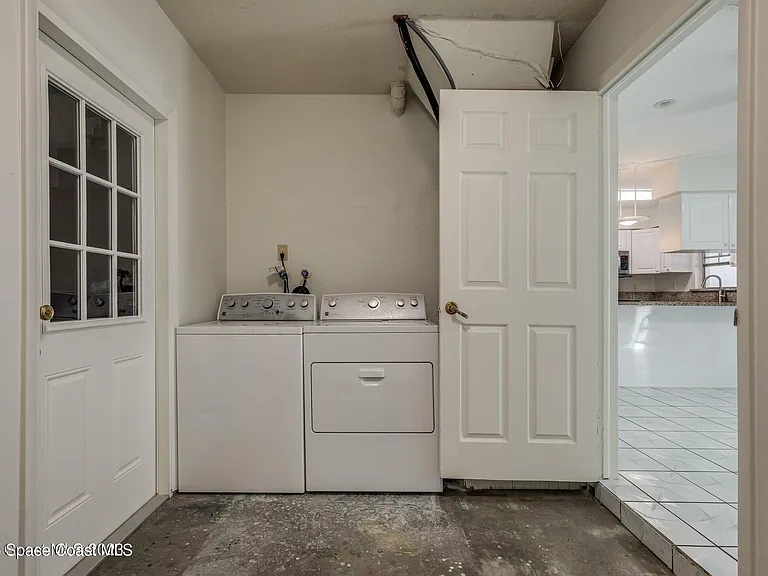 302 Emerald Pl E — Photo 22
