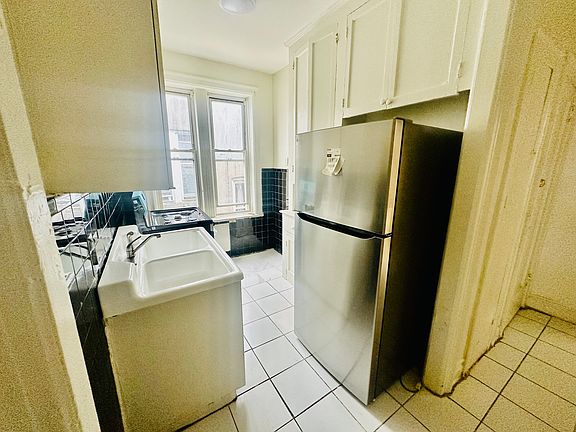 3rd image of 201 E 51st St Floor 2