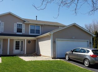 904 Oak Ridge Dr, Streamwood, IL 60107