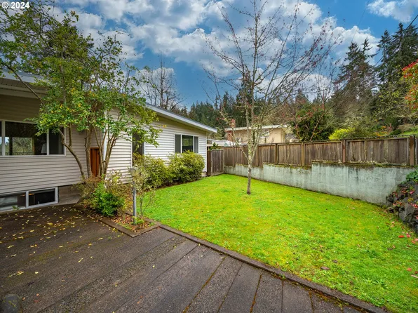 3021 Whitbeck Blvd, Eugene, OR 97405